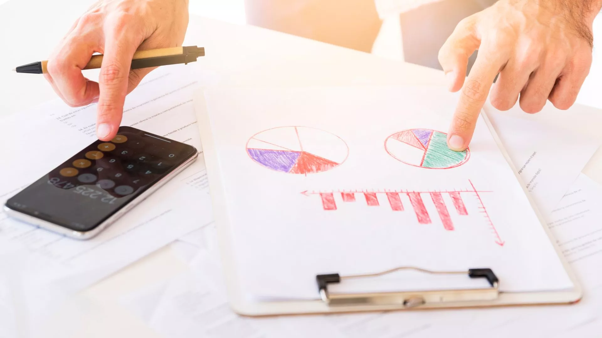 台中當鋪利息怎麼算示意圖，手機計算機與借款費用試算表，說明合法利率與借款成本分析