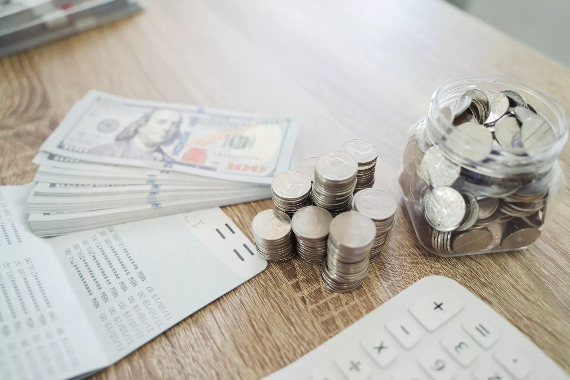 台中當鋪借款示意圖：桌上擺放現金、硬幣與計算機，象徵資金周轉與借款額度計算情境