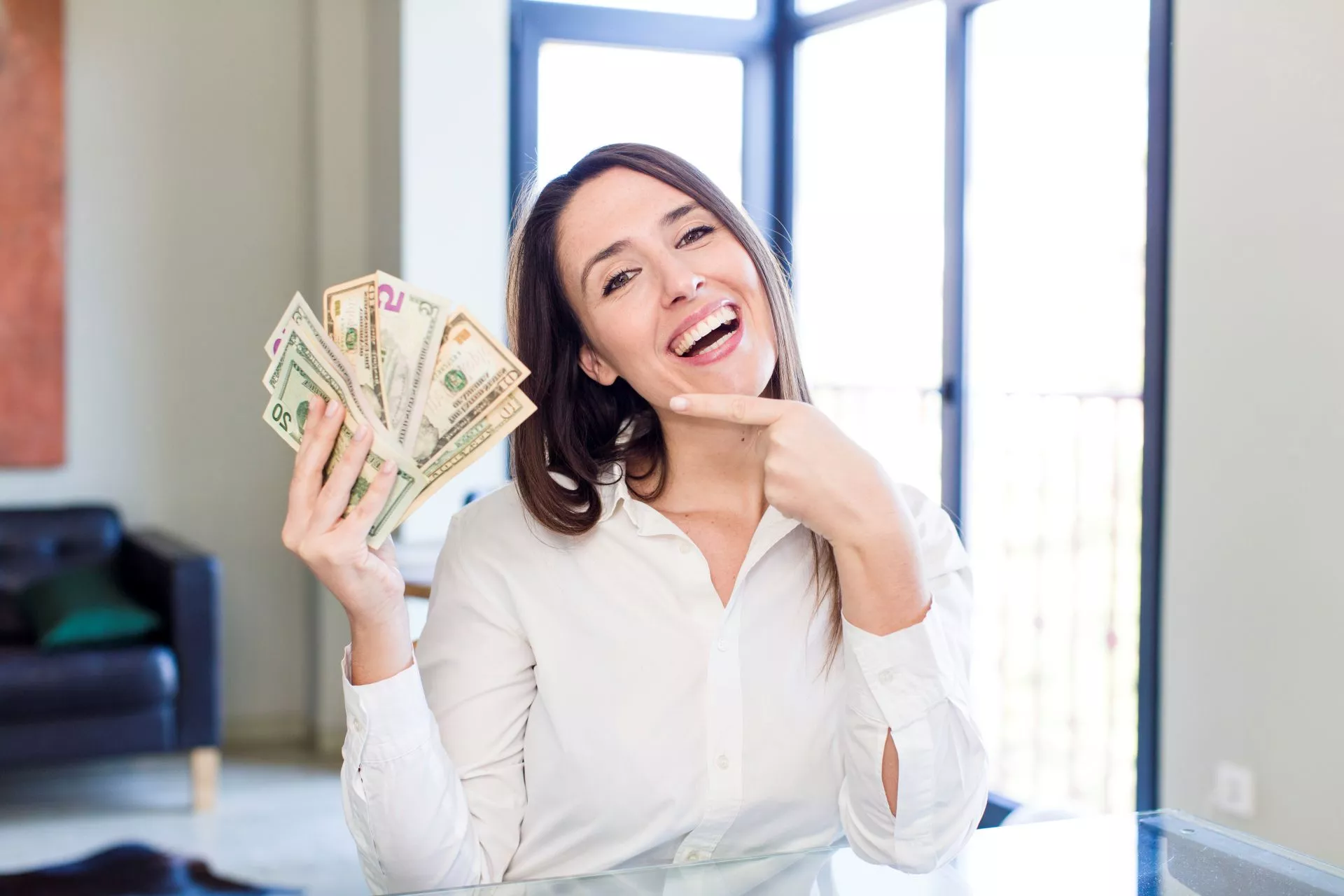 台中當鋪借款示意圖：女性手持現金，象徵短期借款方式與資金周轉情境