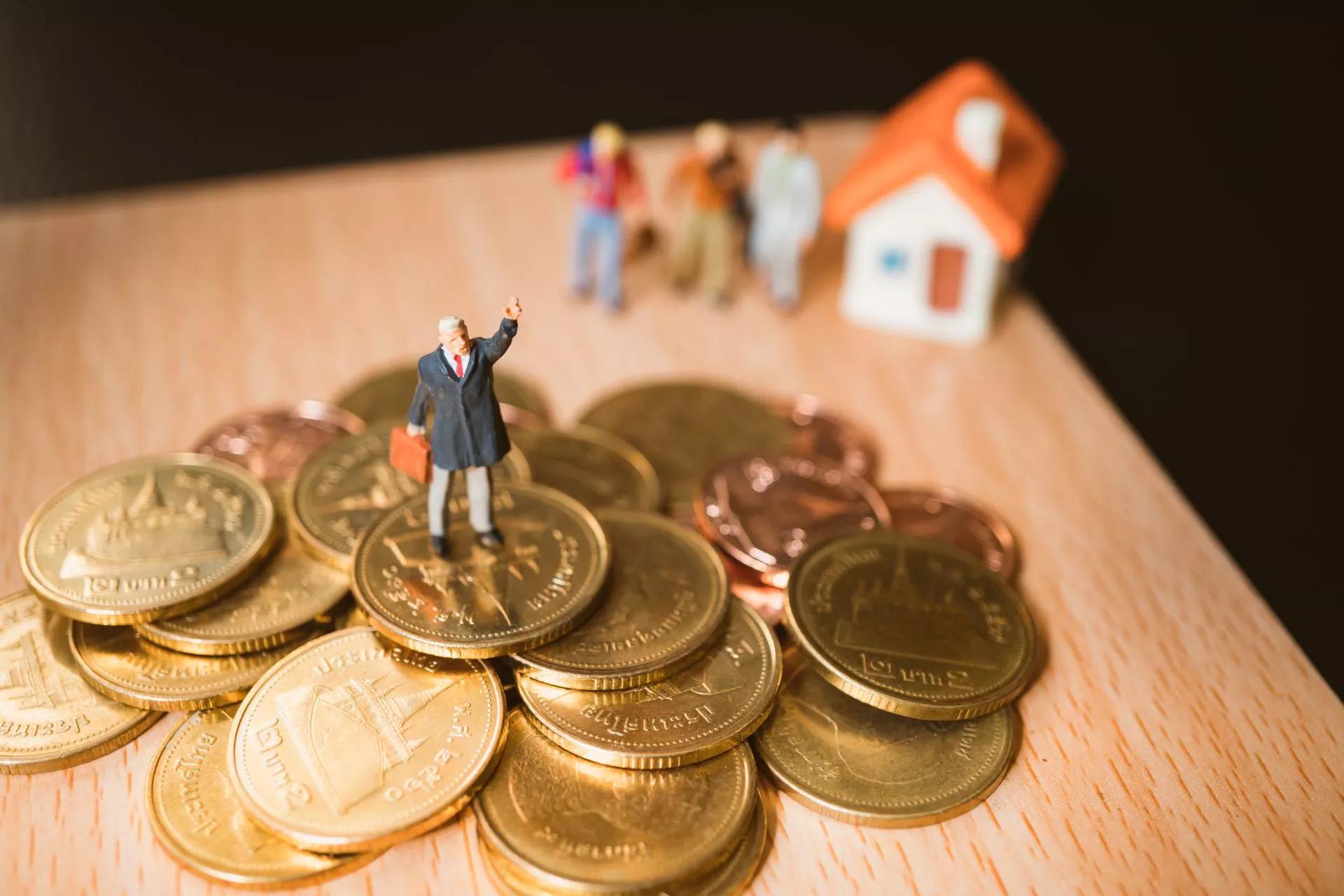 金幣堆上站著商務小人，背景有房屋模型與人物，呈現台中當鋪短期週轉、汽機車借款與資金壓力評估的情境示意