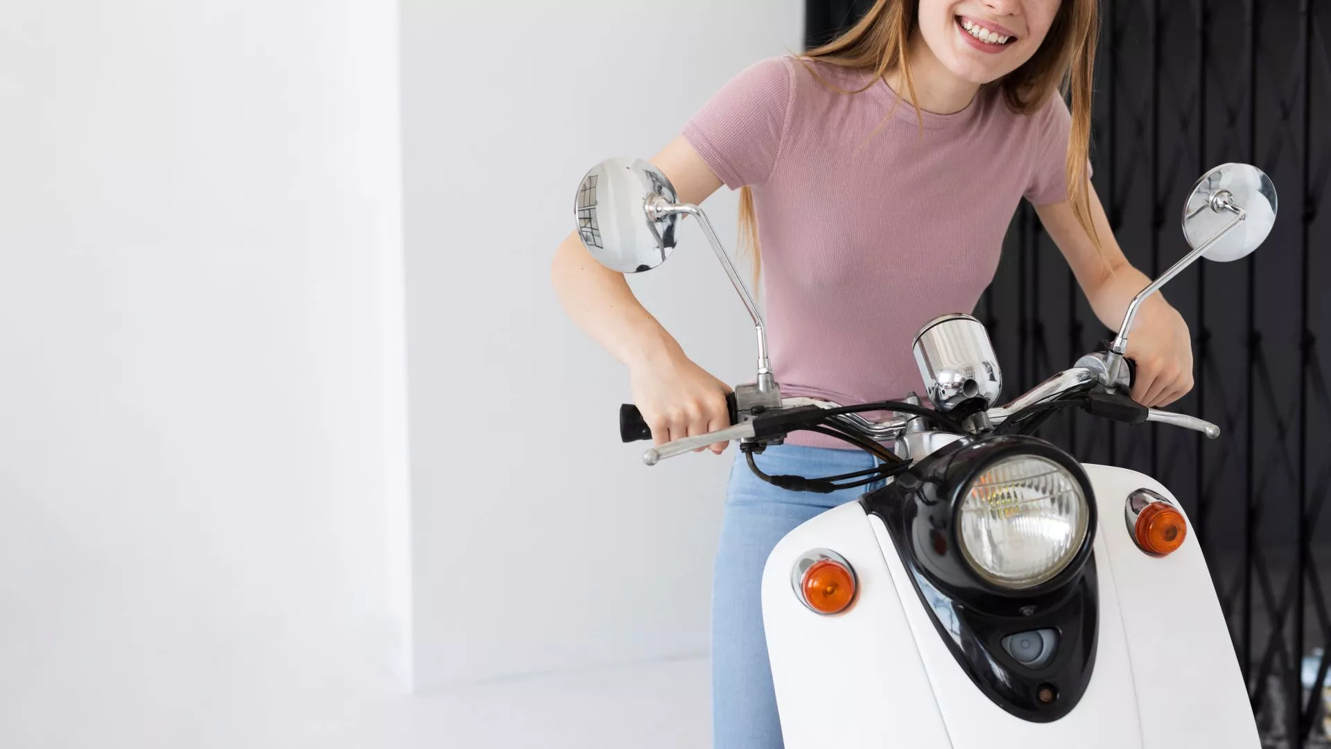 年輕女子牽著白色機車，準備騎乘通勤，適合台中機車借款與機車估價文章配圖。